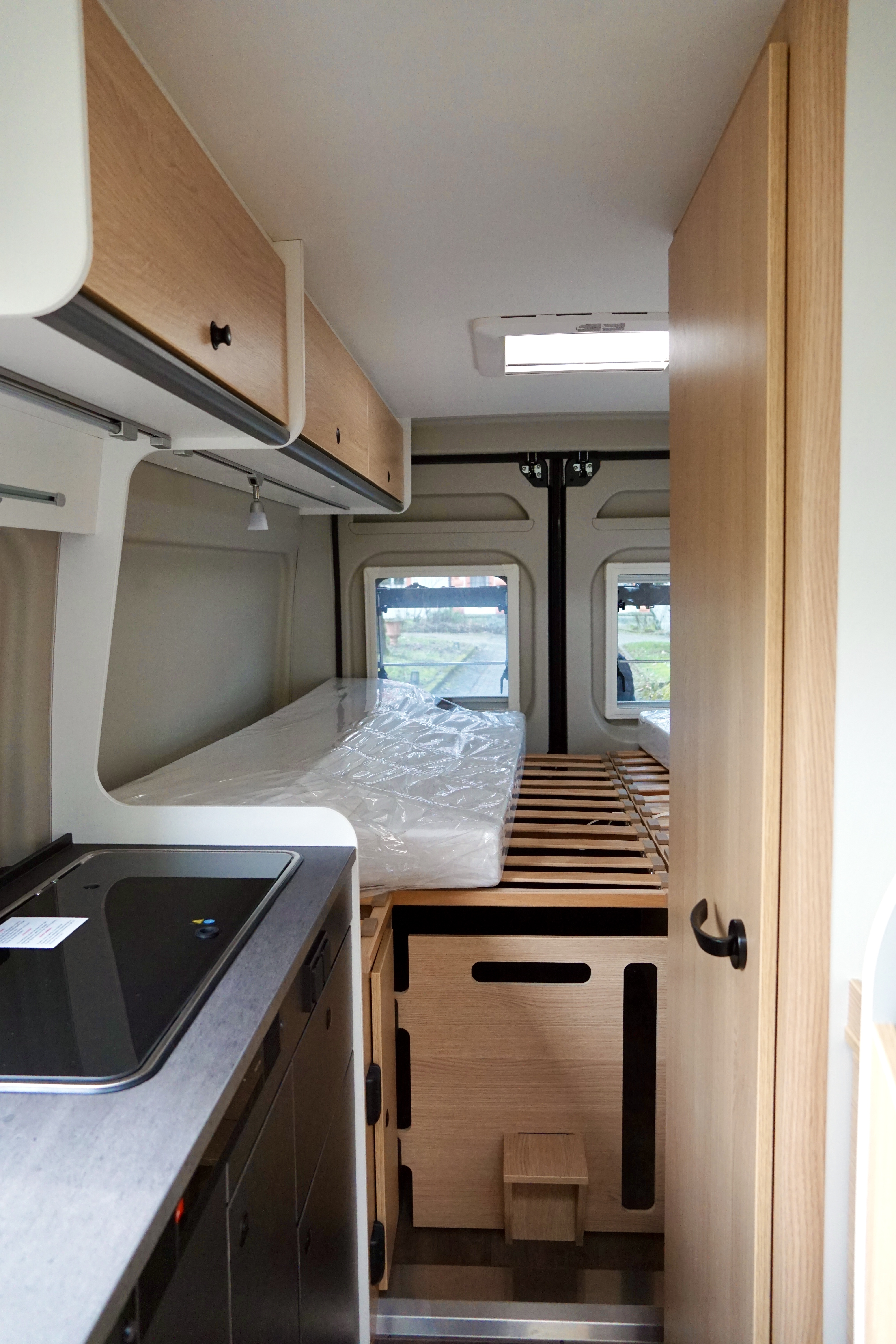 Van von innen mit Blick zum Schlafbereich