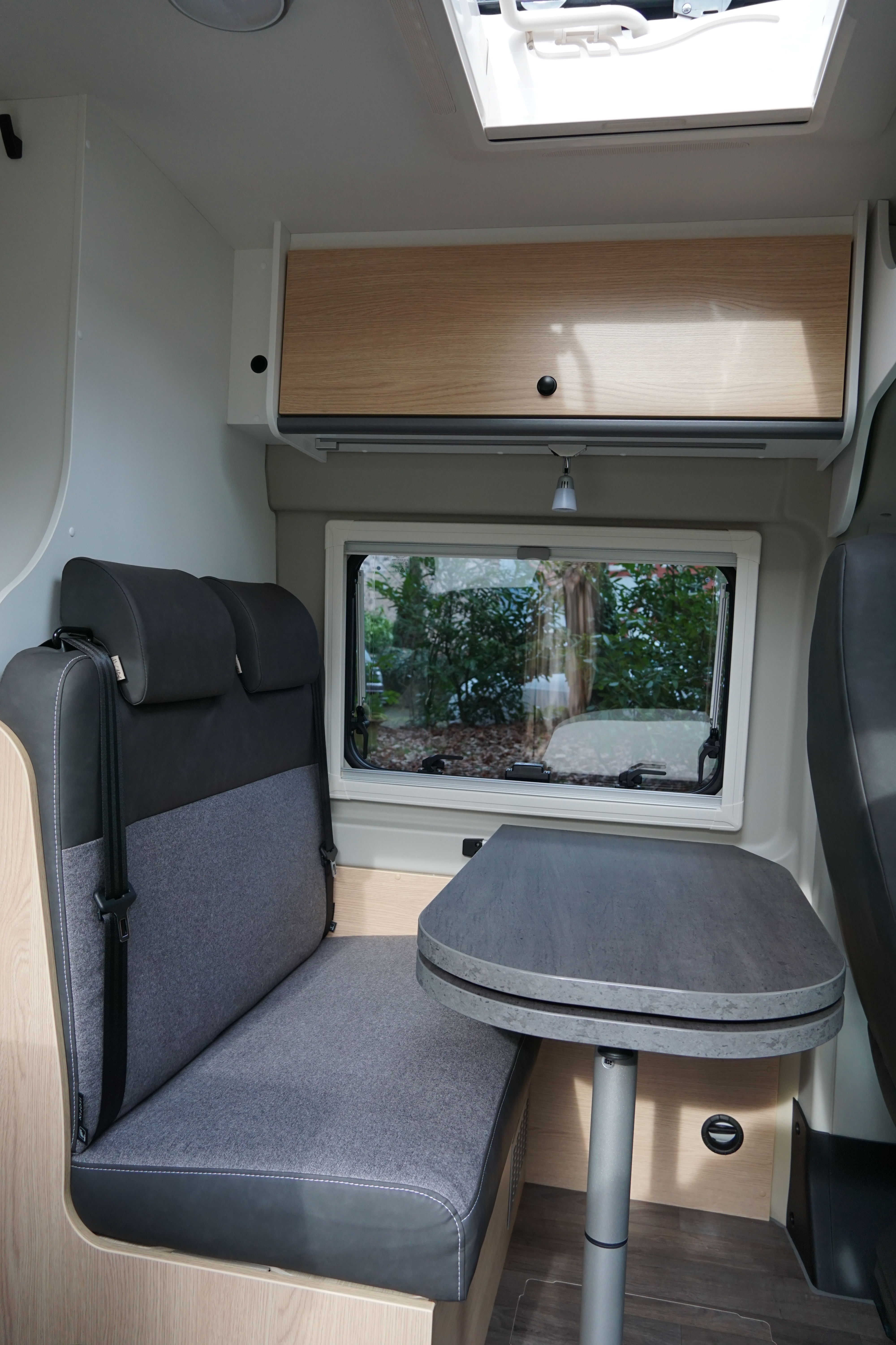 Van von innen mit Blick auf Sitzecke und Esstisch