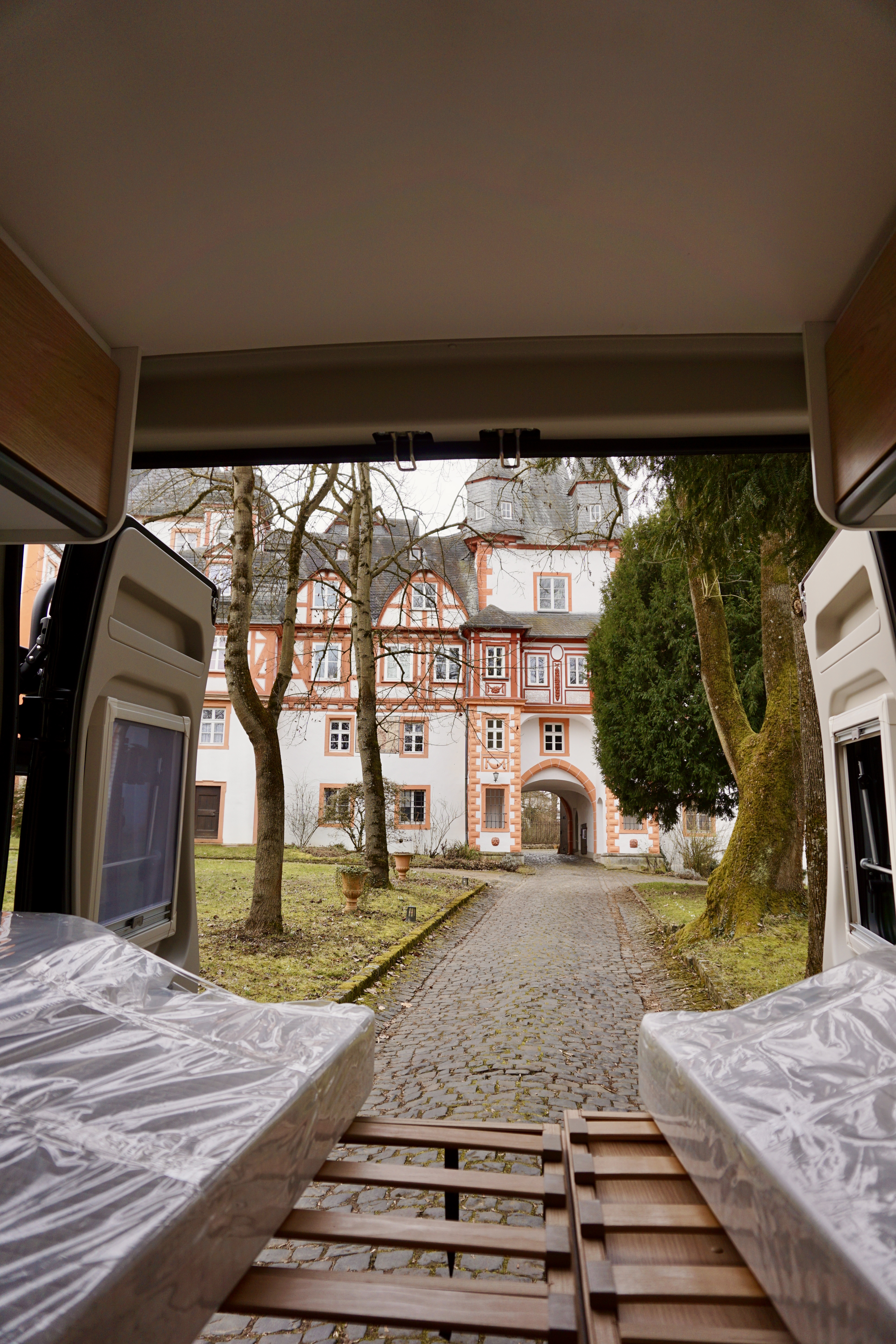 Blick von innen nach außen durch die Hintertür.