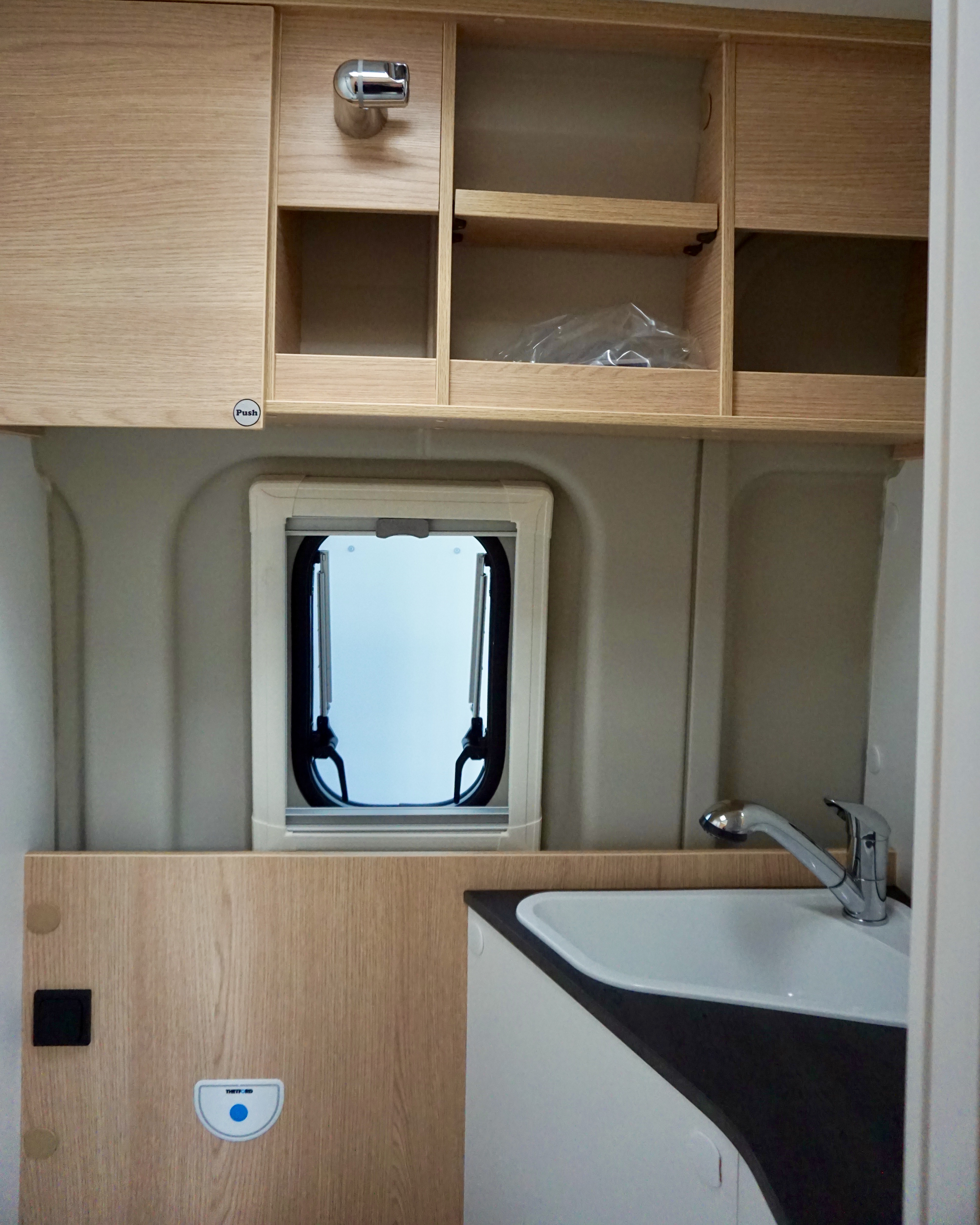 Badezimmer innen mit Blick auf Toilette und Waschbecken